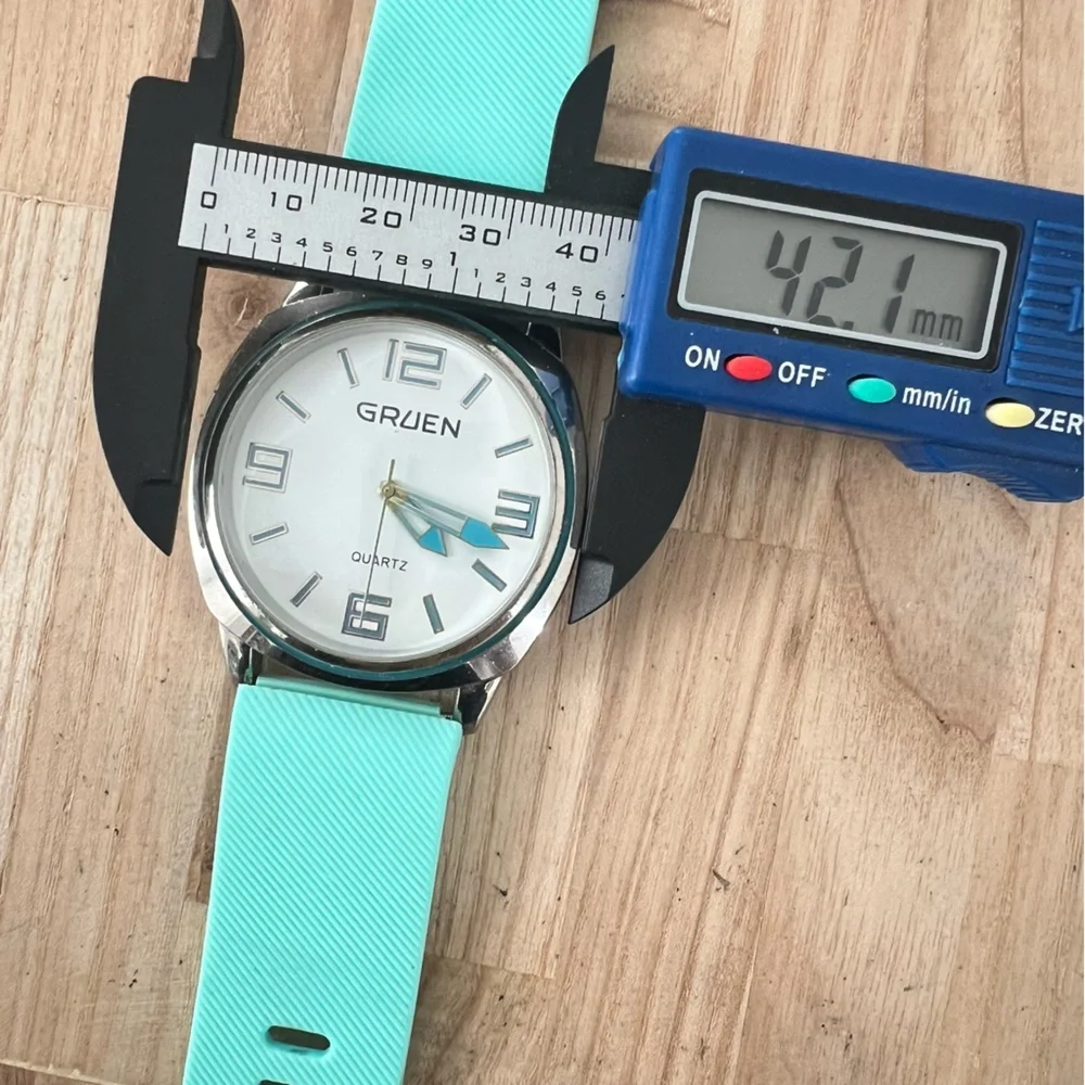 Gruen retro style silver tone silicone strap watch NEW BATTERY